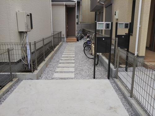 玄関アプローチビフォー (1).JPG