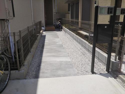 玄関アプローチアフター (1).JPG