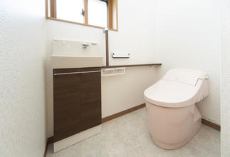 手すりを設けたトイレです。