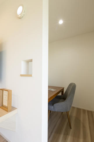 書斎とリビングの間の小さな窓から子供の様子が伺えます