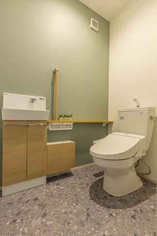 トイレには緑のアクセントクロスを貼りおしゃれに