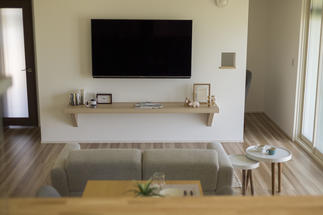 キッチンから見たリビングダイニング