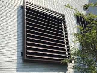 可動ルーバー面格子