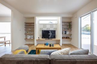 「飾る」「仕舞う」は自由自在！オープン可動棚