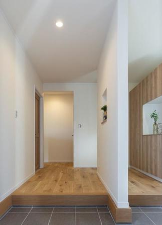 家族と来客をやさしく迎える玄関ホール