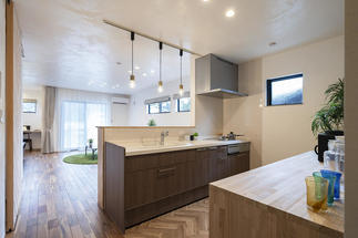 部屋が見渡せるキッチン