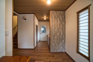 住宅街に佇む和モダンな邸宅　～玄関まわり・階段まわり