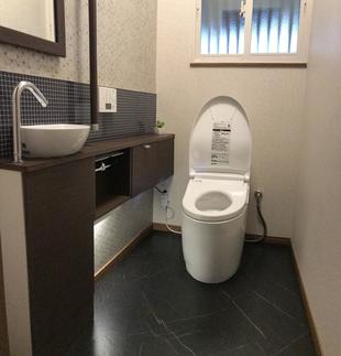 住宅街に佇む和モダンな邸宅　～トイレ1F・2F