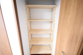 キッチン横の収納は…