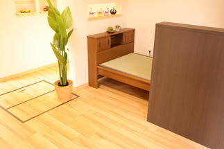 畳ベットの横にオーダー家具の棚を作成。