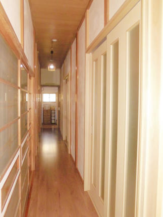 ～床断熱材で温かく 見た目も明るい廊下～