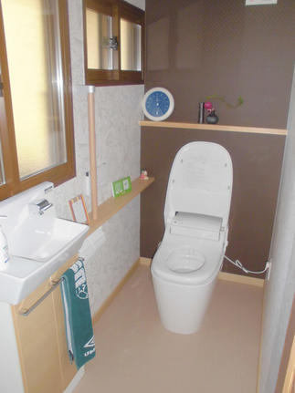 ～壁紙はモダン色で落ち着いた空間に。手すりも設置して安全面も考慮～