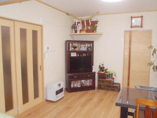 ～柔らかい木目のくつろげるリビング～