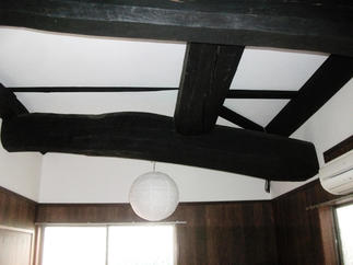 ～130年前から家を見守っている梁～