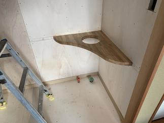 工事中（トイレ手洗い陶器ボウルを設置するための穴のカウンター）