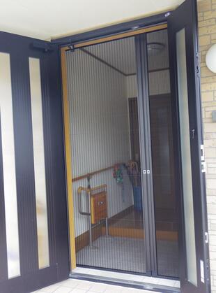  玄関網戸「しまえるんですα」を取付ました！玄関に網戸が簡単に後付けできて快適に♪【真岡市】