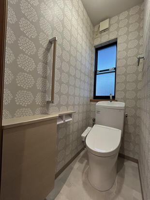 北欧テイストのクロスでつくる、心地よいトイレ