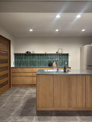 グリーンタイルが映えるキッチン