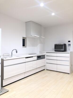 収納計画までこだわった、白で統一する美しいキッチン