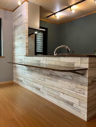 カフェのようにくつろげる、造作カウンターのある対面キッチン