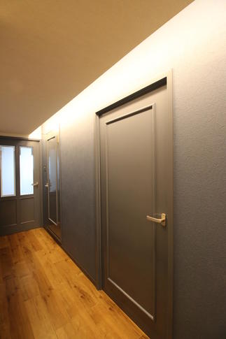 廊下にも、ブルーのアクセント壁を・間接照明を設置し、ワンランク上の仕上がりに。