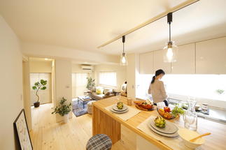 築25年、3DKのマンションをフルリノベーションし、1LDKに。間仕切りの壁を取り払うことで、明るく開放感のある空間に。