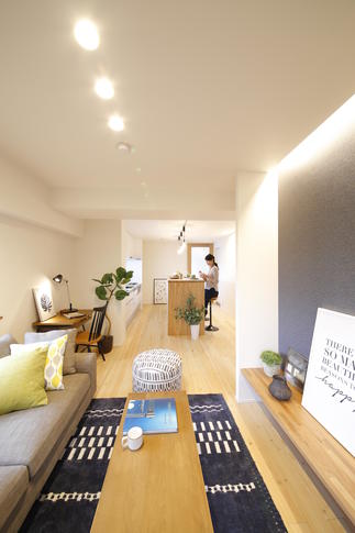 一旦スケルトンの状態にし、吹付断熱や２重窓を設置。断熱性能が向上したことで、夏は涼しく、冬も暖かく過ごせる。