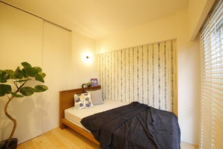 アクセントクロスが印象的な寝室。ゆったりとした時間が流れ、一日の疲れを癒してくれる。