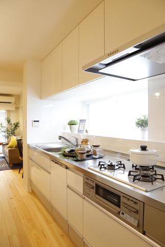 明るく風通しの良いキッチンは壁付けスタイルに。収納力もたっぷり。