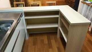 ｶｳﾝﾀｰの裏には収納を