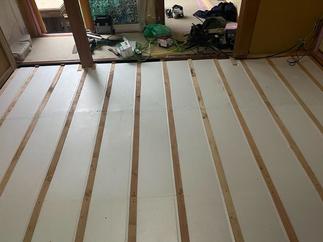 床断熱工事の様子