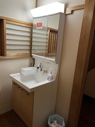 トイレ前洗面台を入替え