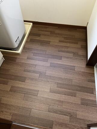 脱衣室　床上張り