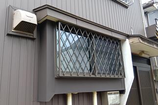 面格子付引違い窓へ入替え（屋外側の様子）