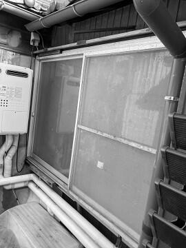 洋室の窓（カバーリング前　屋外側の様子）