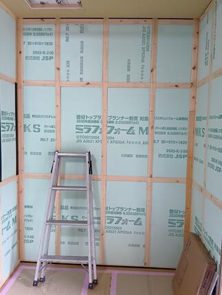 施工中③　壁断熱材充填