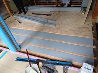 施工中①　床断熱材充填