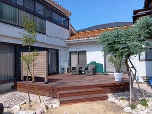 中庭で家族と集うステージ作成リフォーム