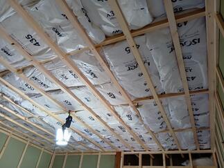 施工中②　天井断熱材充填
