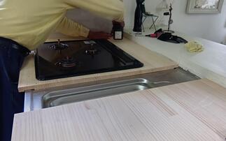 施工中②　大工さんカウンター固定