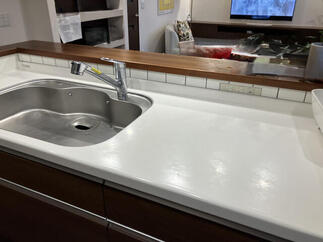 キッチン立ち上がりにタイル貼り