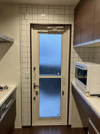 タイル貼り後（勝手口周り）