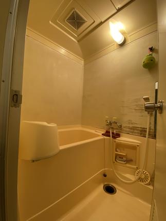 壁がボロボロだった浴室＜Before＞