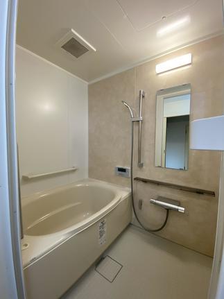 ベージュでまとめられた落ち着いた浴室空間