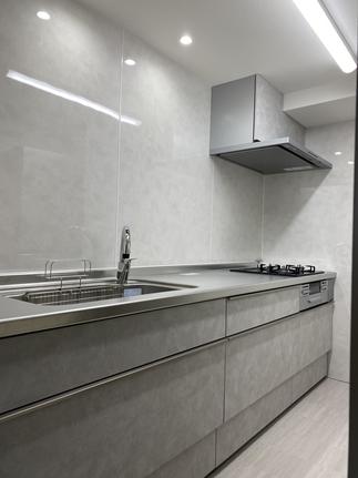 グレーでスッキリとまとめられたスタイリッシュなキッチン