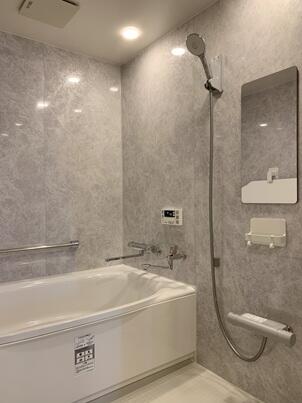 温泉の出るお風呂をリノビオでグレーにまとめスタイリッシュに！