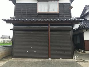 鳥取市:シャッターを塗装してお家の外壁とマッチ！