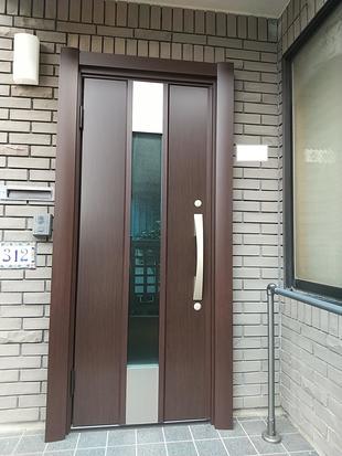鳥取市:あっという間に玄関ドアが新品に！