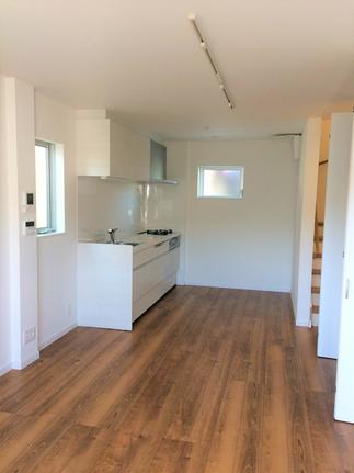 コンパクトできれいな仕上がりとなったキッチン