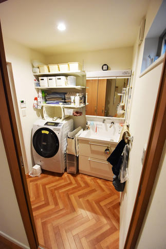 ヘリンボーンが目を引く洗面化粧室